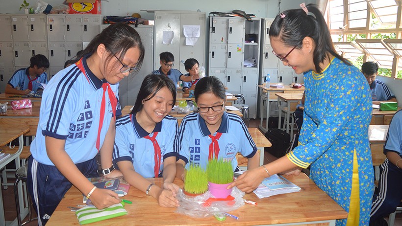 Cô Nguyễn Thị Ngọc Xuân đang phân loại, giới thiệu đặc điểm các “đạo cụ” học sinh mang đến phục vụ cho tiết học