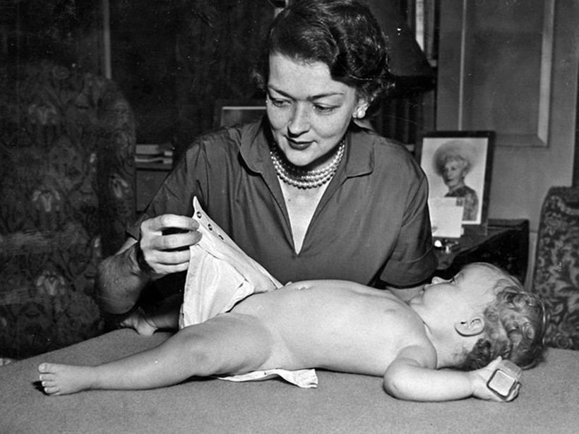 Bà Marion Donovan giới thiệu loại tã em bé mang thương hiệu “Boater” vào khoảng năm 1950