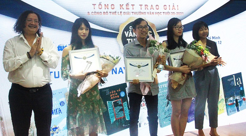 Nhà văn trẻ Phạm Bá Diệp (thứ ba từ trái sang) trong lễ trao giải cuộc thi Văn học tuổi 20 lần 6