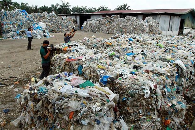 Jenjarom được xem là “thùng rác của thế giới” 