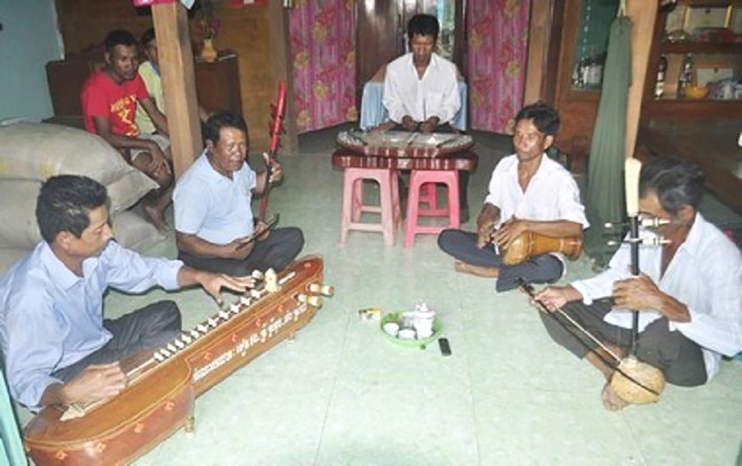 NSƯT Thạch Đường (thứ hai từ trái sang) tập đàn cùng ban nhạc.