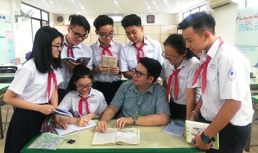 Thầy Võ Kim Bảo đang trao đổi với học sinh