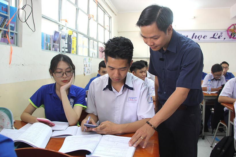 Thầy Lâm Vũ Công Chính và học sinh lớp 12A3 Trường THPT Nguyễn Du (quận 10, TPHCM)
