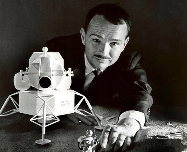 Eugene Shoemaker đang kiểm tra mô hình tàu đổ bộ Mặt trăng do ông chế tạo