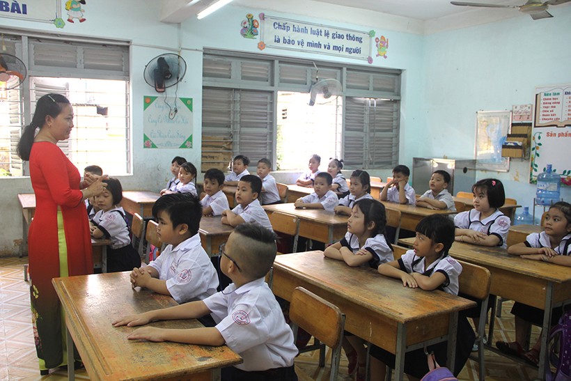 Giáo viên Trường TH Nguyễn Trọng Tuyển, Q. Bình Thạnh trao đổi với học sinh lớp 1 trong ngày tựu trường