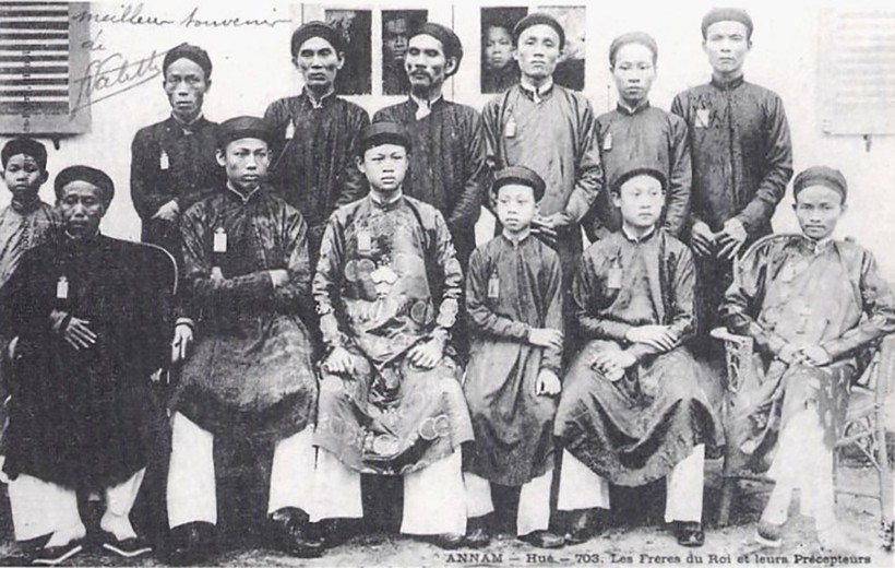 Bốn anh em vua Thành Thái (ngồi chính giữa hàng đầu) chụp ảnh kỷ niệm cùng với các thầy giáo Quốc Tử Giám