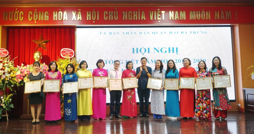 Phó Giám đốc Sở GD&ĐT Hà Nội Phạm Xuân Tiến tặng danh hiệu Lao động tiên tiến cho các tập thể.