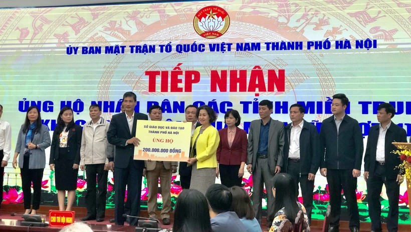 CĐGD Hà Nội chuyển số tiền ủng hộ 200 triệu đồng qua UBMTTQ Việt Nam TP Hà Nội.