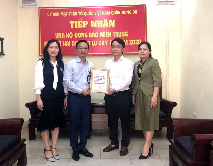 Trường THCS Thái Thịnh trao tiền ủng hộ qua UBMTTQ Việt Nam quận Đống Đa.