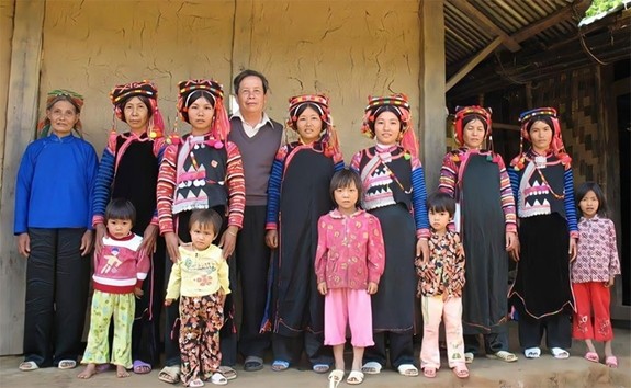 Nhà giáo Nguyễn Văn Bôn xúc động gặp lại bà con người Hà Nhì ở Mường Tè.