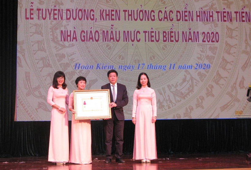 Ông Dương Đức Tuấn- Bí thư Quận ủy Hoàn Kiếm trao Huân chương Lao động hạng Nhất cho trường MN CLC 20/10.