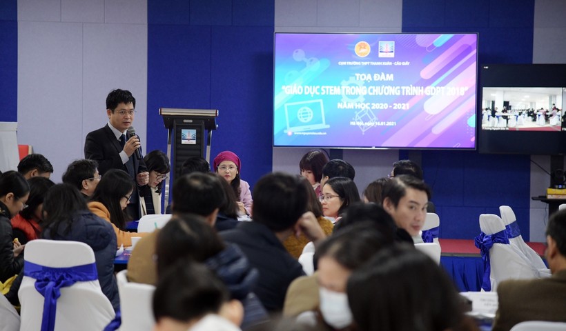 Vụ trưởng Vụ Giáo dục Trung học Nguyễn Xuân Thành chia sẻ quan điểm về giáo dục STEM tại Tọa đàm.