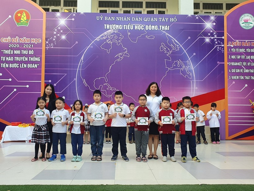 Trường Tiểu học Đông Thái trao học bổng thắp sáng ước mơ cho những HS có cố gắng trong học tập trong từng tháng.