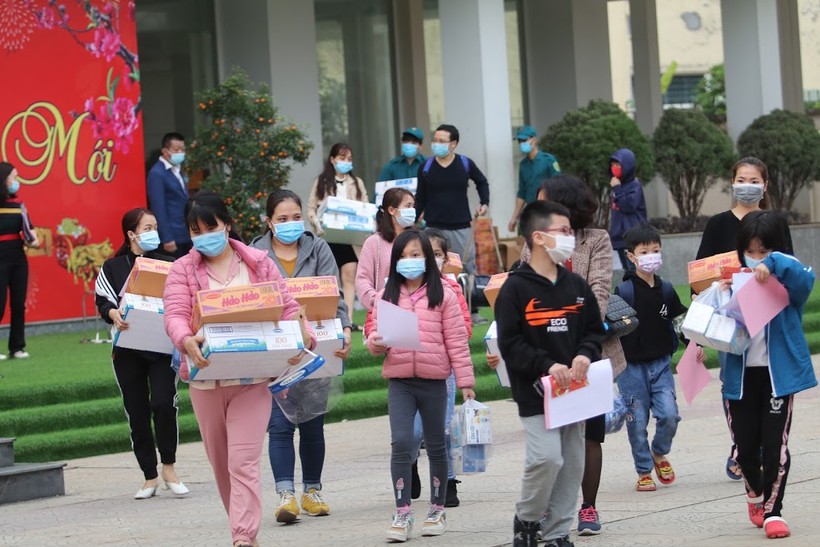 Học sinh Trường Tiểu học Xuân Phương rời khu cách ly tập trung để trở về nhà.
