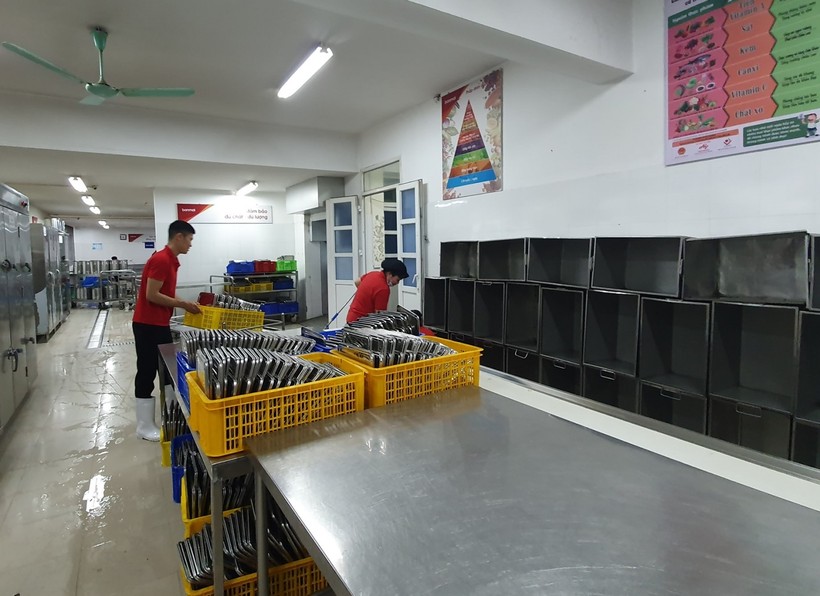 Trường Tiểu học Đông Thái vệ sinh khu vực nấu ăn bán trú cho học sinh.