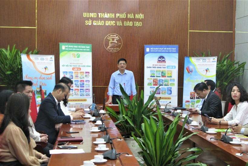 Phó Giám đốc Sở GD&ĐT Hà Nội Phạm Xuân Tiến phát biểu tại hội nghị.