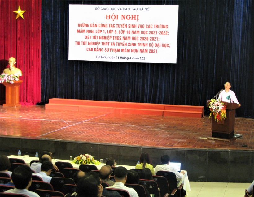 Phó Giám đốc phụ trách Sở GD&ĐT Hà Nội Phạm Văn Đại phát biểu tại hội nghị.