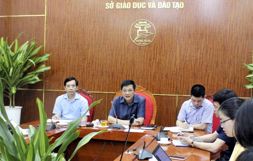 Phó Giám đốc Sở GD&ĐT Hà Nội Phạm Xuân Tiến thông tin với báo chí.