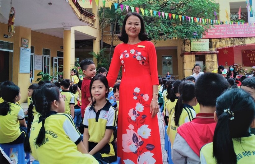 Cô Nguyễn Thị Thu Hằng bên học trò thân yêu.