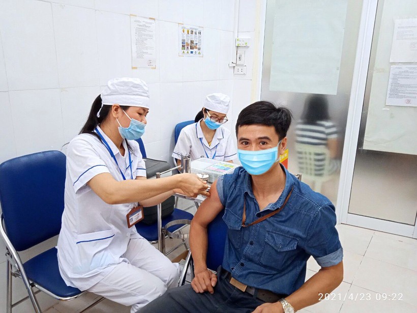  Giáo viên Trường THCS Thăng Long tham gia tiêm vắc-xin Covid-19.