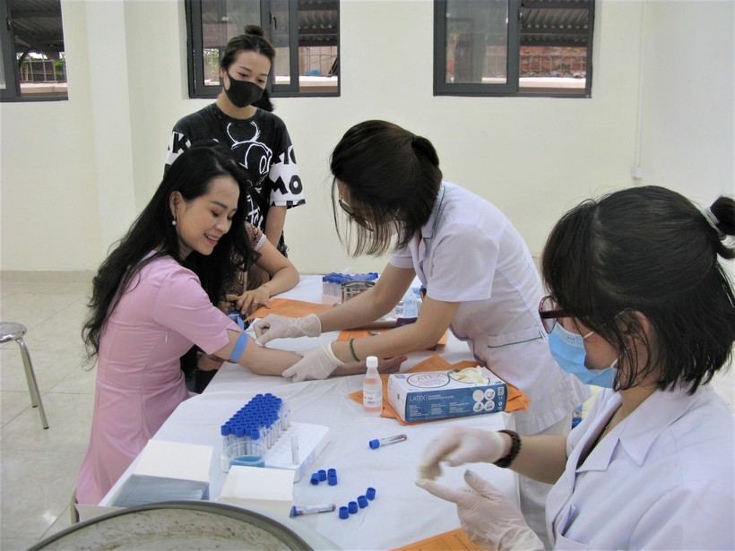 Cán bộ, giáo viên ngành GD&ĐT quận Tây Hồ (Hà Nội) hiến máu tình nguyện.
