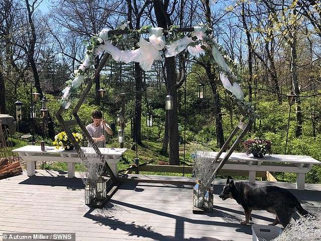 Cặp đôi tự làm đám cưới ngay tại vườn nhà chỉ với một phù dâu đặc biệt