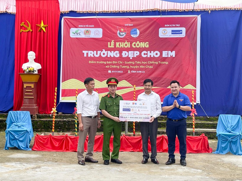 Đại tá Bùi Tuấn Anh (thứ 2 bên trái), Phó giám đốc Công an tỉnh Sơn La trao hơn 1 tỷ đồng cho huyện Yên Châu xây dựng 3 trường học.