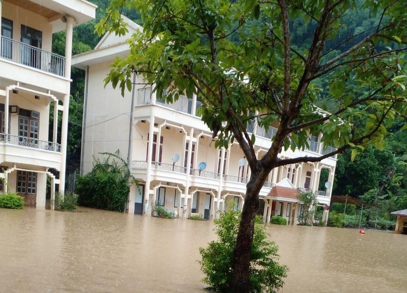 Mưa lớn khiến Trường THCS Tạ Khoa, xã Tạ Khoa, huyện Bắc Yên chìm trong biển nước.