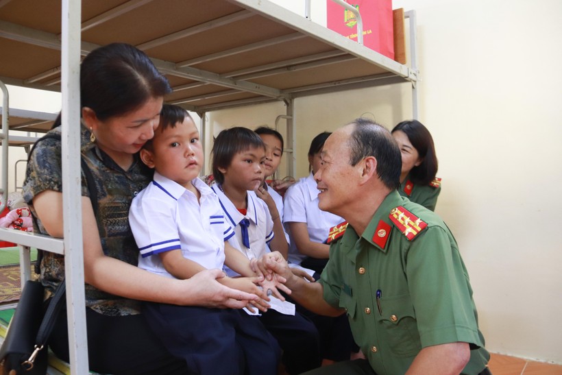 Đại tá Vì Quyền Chứ, Phó giám đốc Công an tỉnh Sơn La thăm hỏi, động viên các cháu khi sinh hoạt ở môi trường mới.
