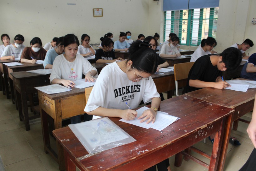 Hơn 9.000 thí sinh ở tỉnh Hoà Bình đến 37 điểm thi làm thủ tục dự thi tốt nghiệp THPT năm 2022.