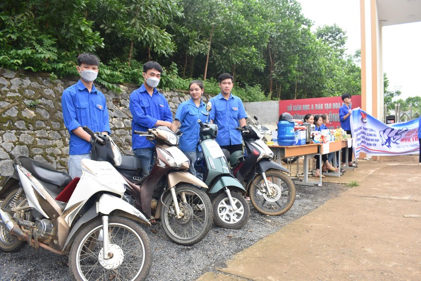 Áo xanh tình nguyện tỉnh Hoà Bình sẵn sàng lái xe máy hỗ trợ thí sinh thi tốt nghiệp, khi có sự cố xảy ra.