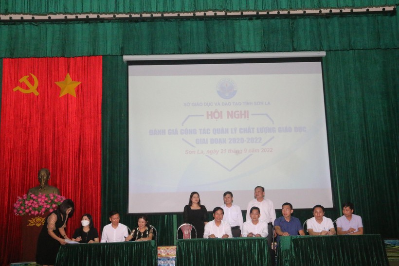 Ngành GD&ĐT Sơn La tổ chức ký cam kết, giao ước thi đua giữa Ban Giám đốc Sở, Văn phòng sở, Công đoàn ngành GD&ĐT tỉnh với các trường học.