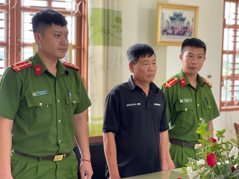 Công an tỉnh Sơn La thi hành quyết định khởi tố vụ án, khởi tố bị can và bắt tạm giam đối với Nguyễn Văn Miên (áo đen).