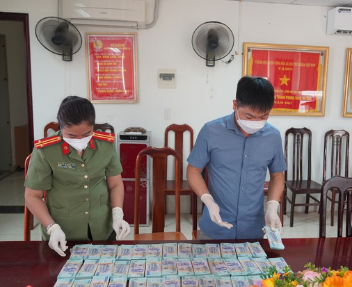 Lực lượng Công an đang kiểm tra số tiền giả thu giữ từ đối tượng Biên.