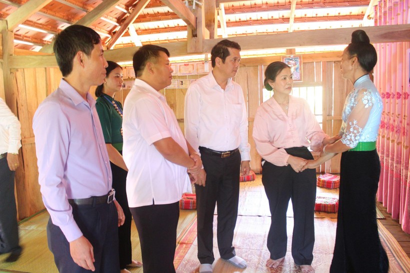 Đoàn công tác Trung ương và tỉnh Sơn La thăm hỏi, động viên gia đình chị Là Thị Lọ, xã Chiềng Bằng.