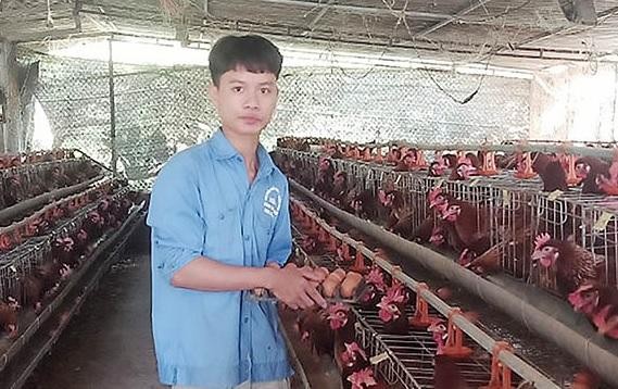  Nhờ chịu khó, ham học hỏi, anh Tuyền đã nuôi gà siêu trứng thành công và thoát nghèo.