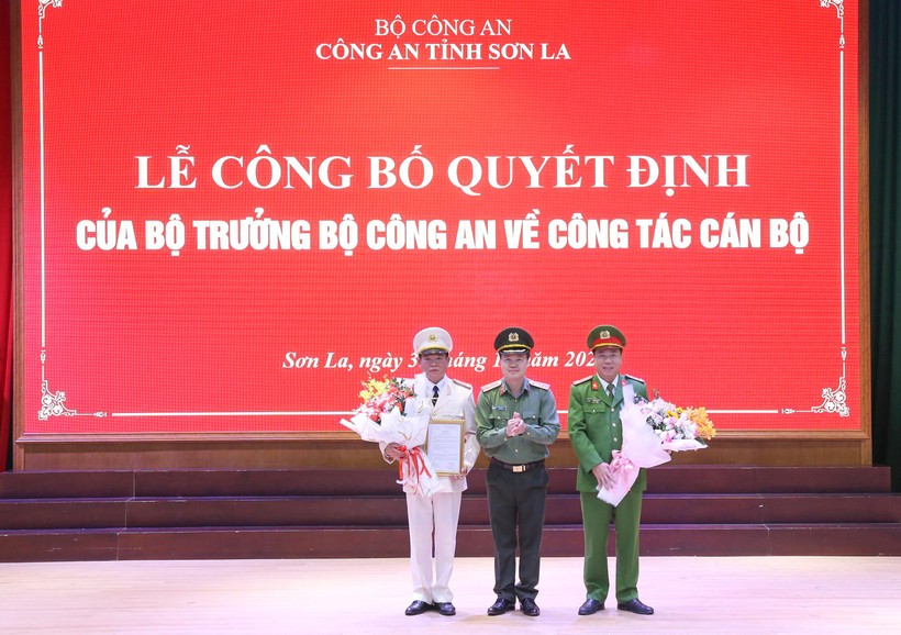 Thừa ủy quyền của Bộ trưởng Bộ Công an, Thiếu tướng Nguyễn Ngọc Vân (đứng giữa), Giám đốc Công an tỉnh Sơn La trao quyết định về công tác cán bộ.