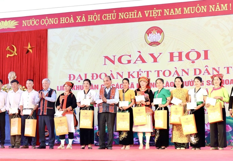 Chủ tịch nước Nguyễn Xuân Phúc tặng quà cho các hộ nghèo huyện Phong Thổ, tỉnh Lai Châu.