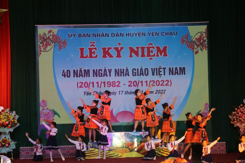 Văn nghệ chào mừng kỷ niệm 40 năm Ngày Nhà giáo Việt Nam tại huyện Yên Châu.