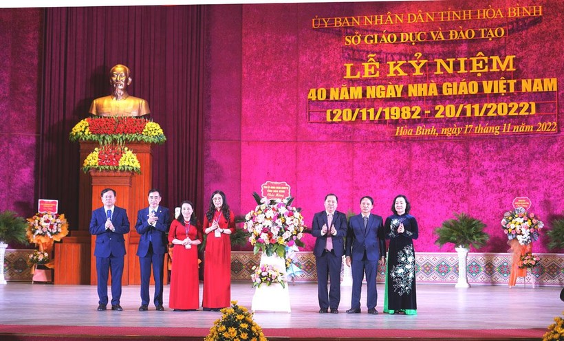 Lãnh đạo tỉnh Hoà Bình tặng hoa chúc mừng ngành GD&ĐT nhân Lễ kỷ niệm 40 năm ngày Nhà giáo Việt Nam.