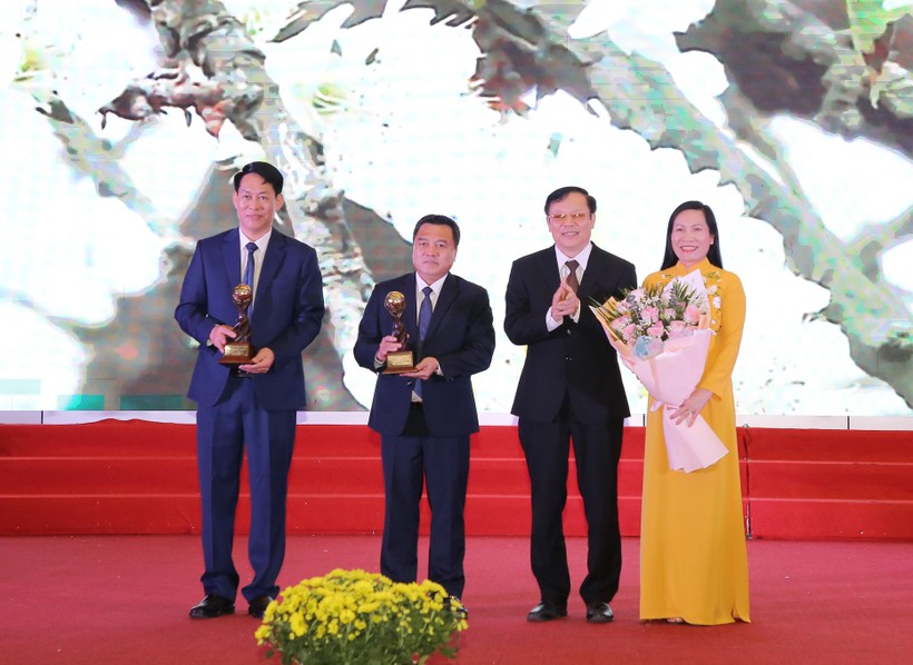 Ông Nguyễn Thái Hưng (người thứ 2 từ phải sang) chuyển trao Cúp giải thưởng "Điểm đến thiên nhiên hàng đầu Châu Á và Thế giới" cho huyện Mộc Châu.