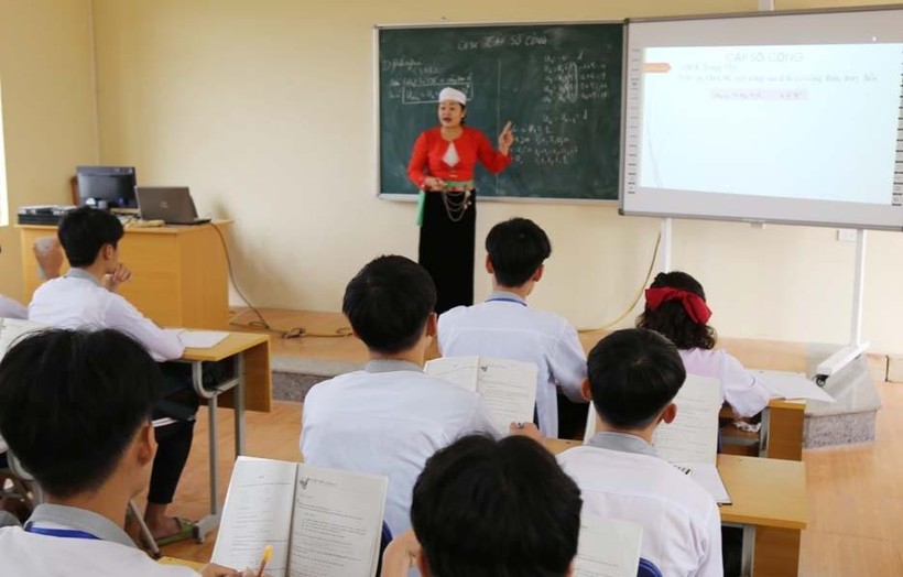 Cô và trò trường THPT Quyết Thắng, huyện Lạc Sơn áp dụng công nghệ tin học trong công tác dạy và học.