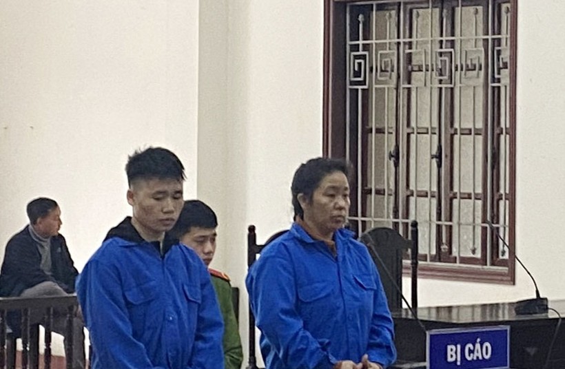 Bị cáo Vàng A Lau và Sùng Y Pàn tại phiên Toà xét xử.