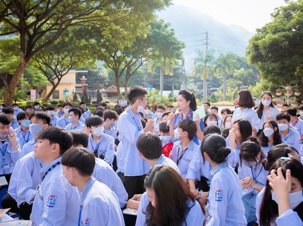 Trường THPT Mai Sơn phối hợp với Viện KSND huyện lồng ghép tư vấn nghề nghiệp cho học sinh.