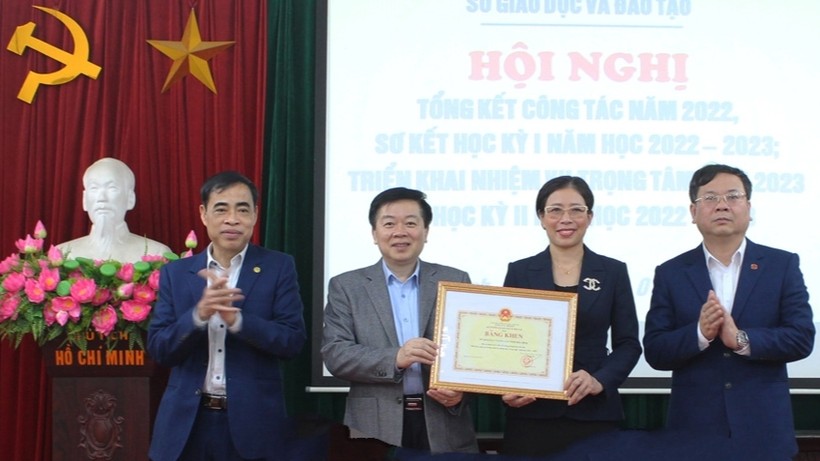 Ông Nguyễn Văn Chương (thứ 2 bên trái) - Phó Chủ tịch UBND tỉnh Hoà Bình trao Bằng khen của Bộ GD&ĐT cho tập thể Sở GD&ĐT.