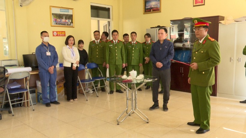 Cơ quan Cảnh sát điều tra - Công an tỉnh Sơn La tiến hành khám xét tại Trung tâm Đăng kiểm 2601D.