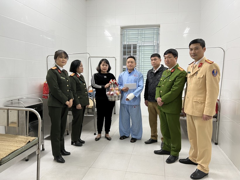 Lãnh đạo Công an thành phố Hoà Bình thăm hỏi Thượng uý Thành tại bệnh viện.