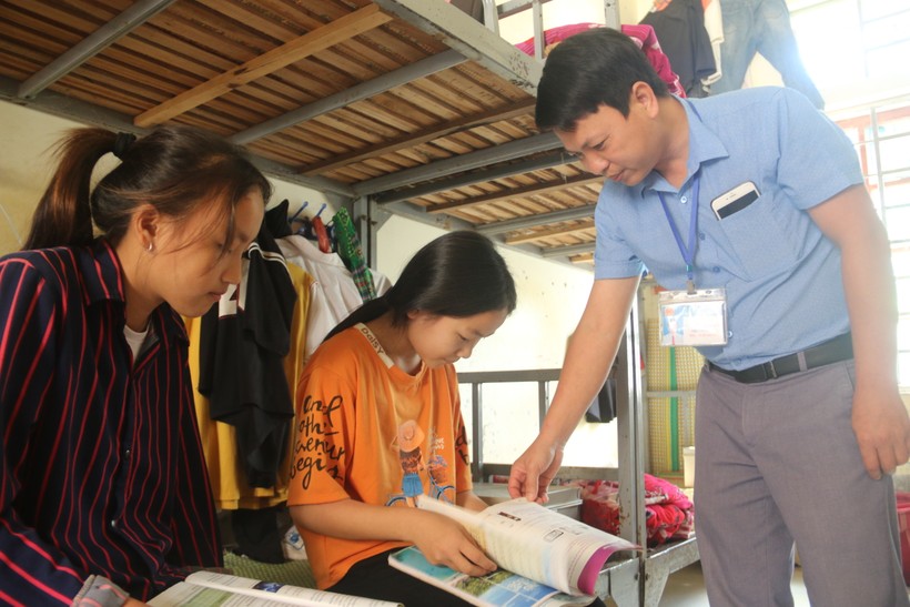 Thầy Hòe đang dạy thêm cho các em học sinh ở bán trú.