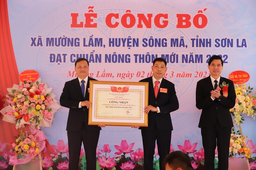 Ông Hoàng Quốc Khánh (bên phải) trao Công nhận xã Mường Lầm đạt chuẩn nông thôn mới.