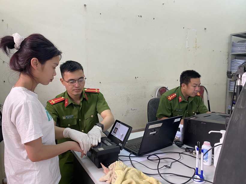Công an huyện Mai Sơn đang lấy dấu vân tay làm thủ tục cấp CCCD cho học sinh.